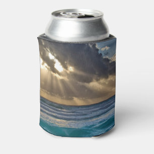 Enfriador De Latas El sol rompe a través de las nubes sobre el mar
