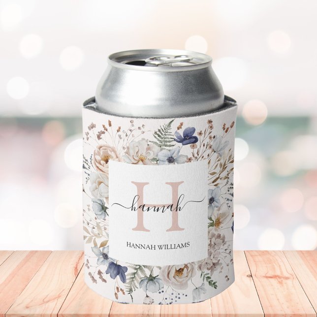 Enfriador De Latas Elegant Monogram Pretty Beige Blue Flowers Floral (In situ)