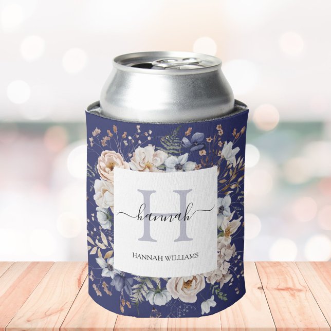 Enfriador De Latas Elegant Monogram Pretty Beige Blue Flowers Floral (In situ)