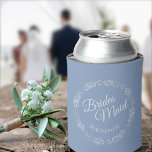 Enfriador De Latas Elegante Boda de la dama de honor dorada Dusty Blu<br><div class="desc">Estos refrigeradores de bebidas bodas se divierten con un elegante diseño de color azul polvoriento o perwinkle con texto de escritura gris pálido leyendo a la dama de honor y su nombre rodeado de filigree de plata de Relieve metalizado falso o rizos y remolinos. Perfecta manera de agradecerle por ser...</div>