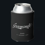Enfriador De Latas Elegante Boda Groomsmen Retro Typography<br><div class="desc">Este refrigerador de bebidas personalizado hace un elegante regalo de los padrinos inspirados en la cosecha. Fuente inspirada en Funky retro en blanco sobre fondo negro y tu nombre y fecha de elección! ¿Desea más elementos bodas en este estilo? ¡Echa un vistazo a toda la colección o envíame un mensaje!...</div>