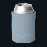Enfriador De Latas Elegante Boda Minimalista personalizado Dusty Blue<br><div class="desc">Elegante Boda Minimalista personalizado Refrigerador de bebidas azul turbio</div>