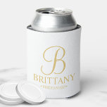Enfriador De Latas Elegante dama de honor personalizada de color blan<br><div class="desc">Elegante regalo de dama de honor y blanco personalizado con monograma personalizado en estilo de letra de guión elegante dorado con el nombre de la dama de honor y el título en estilo de letra serif clásico de oro. También perfecto para la empleada de honor, la niña flor, la madre...</div>