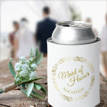 Enfriador De Latas Elegante Lacy Gold en una doncella blanca de honor<br><div class="desc">Estos bodas refrigeradores de bebidas divertidos presentan un diseño elegante con textos dorados que leen Maid of Honor y su nombre rodeado de filigree dorada de Relieve metalizado falso o rizos y remolinos. Perfecta manera de agradecerle por ser parte de su fiesta nupcial.</div>