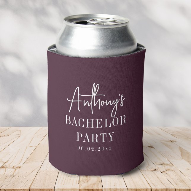 Enfriador De Latas Elegante Moderno Frio Burgundy para Fiesta de Solt (can in a maroon can cooler with script saying Anthony's Bachelor Party and date on wooden surface)