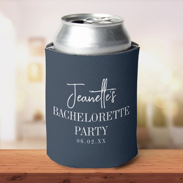 Enfriador De Latas Elegante Moderno Personalizado Fiesta de Despedida ( silver soda can with a navy can cooler with elegant bachelorette party text sits on a wooden table.)