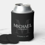 Enfriador De Latas Elegante Refrigerador de bebidas de Groomsmen Negr<br><div class="desc">Añada un toque personal a su boda con un refrigerador de bebidas personalizado. Este refrigerador de bebidas presenta el nombre personalizado del groomsman con título y fecha boda en blanco y monograma en gris como fondo, en estilo clásico serif, sobre fondo negro. También perfecto para el mejor hombre, padre de...</div>