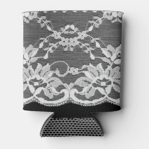 Enfriador De Latas Encaje floral blanco: fondo negro.