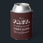 Enfriador De Latas Es un hecho | Funny Groomsman Propuesta Maroon<br><div class="desc">Orgulloso hecho en el Refrigerador de bebidas de EE.UU.: ¿Koozie no mantiene su lata de cerveza fría? ¿Tu té instantáneo se enfría antes de que puedas darle el primer sorbo? ¡Olvídate de todo eso con haciéndote con un enfriador de latas de Zazzle! No sólo esta manga de cerveza está completamente...</div>