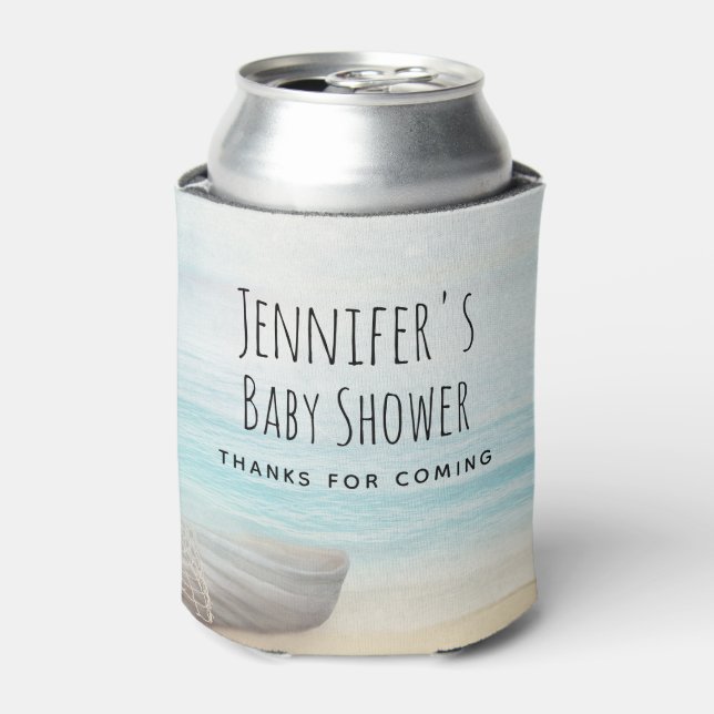 Enfriador De Latas Escenario de playa costera con Baby Shower en barc (Lata Anverso)