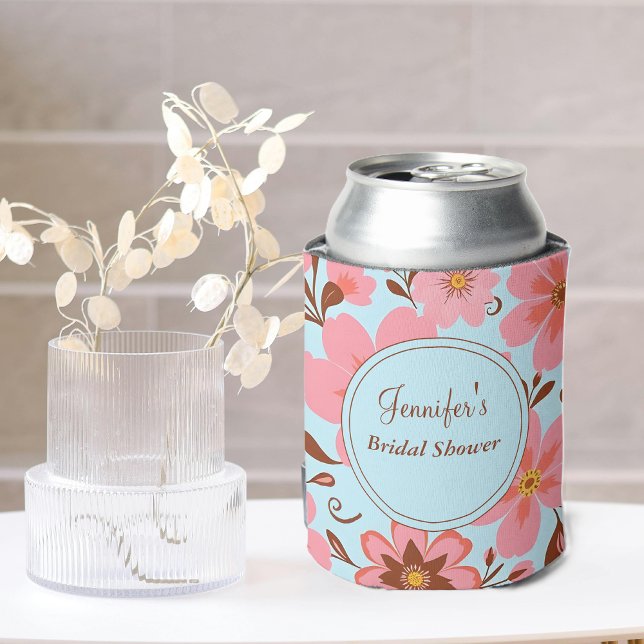 Enfriador De Latas Estado de ánimo floral rosa: Flores retro - Vibrac (Pink Floral Mood –Pastel Vibes Can Cooler-Bridal Shower)