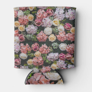 Enfriador De Latas Estilo vintage, fondo floral en la pared.