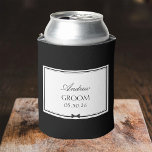 Enfriador De Latas Fiesta de bachiller de Bowtie Groom<br><div class="desc">Mantenga la bebida del novio fresca y sofisticada con este refrigerador de bebidas personalizado. Diseñado en un estilo elegante en blanco y negro, está personalizado con su nombre, título y fecha boda para un regalo verdaderamente único. Su atemporal estética se adapta a cualquier tema boda, desde el moderno al clásico,...</div>