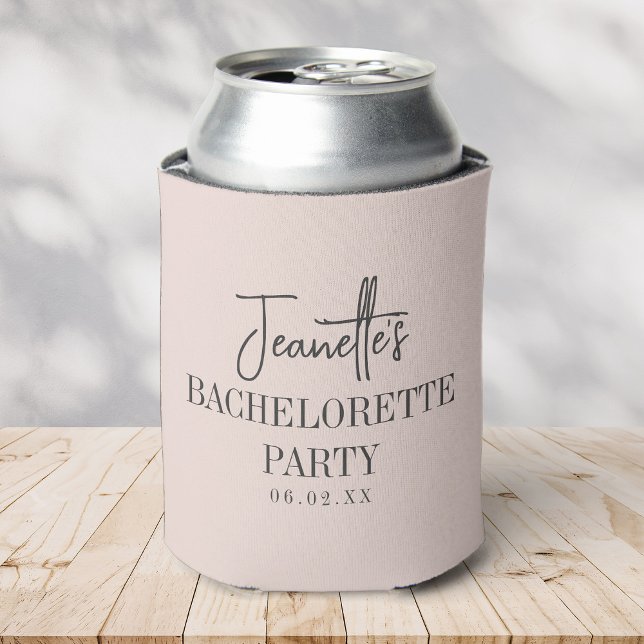 Enfriador De Latas Fiesta de Despedida de Soltera Elegante Moderno Ro (soda can with a blush pink can cooler with elegant bachelorette party text sits on a wooden table.)