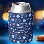 Enfriador De Latas Fiesta del Personalizado del patrón de Cute Hanukk<br><div class="desc">Hermoso refrigerador de bebidas fiesta de Hanukkah en azul bonito con un fresco patrón de estrella del judaísmo,  ideal para divertidos juegos de Chanukah,  y la menorah judía para una cena o reunión de vacaciones con tu sinagoga.</div>