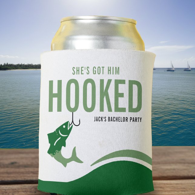 Enfriador De Latas Fishing Bachelor Party Funny She's Got Him Hooked (Fishing Bachelor Party Funny She's Got Him Hooked)