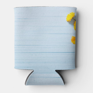 Enfriador De Latas Flores de caléndula: fondo de madera azul