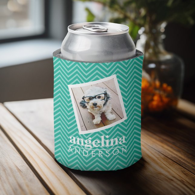 Enfriador De Latas Foto con el patrón de cheurón moderno y el nombre  (Celebrate with a personalized can cooler - add your name or monogram. Great party favor or gift)