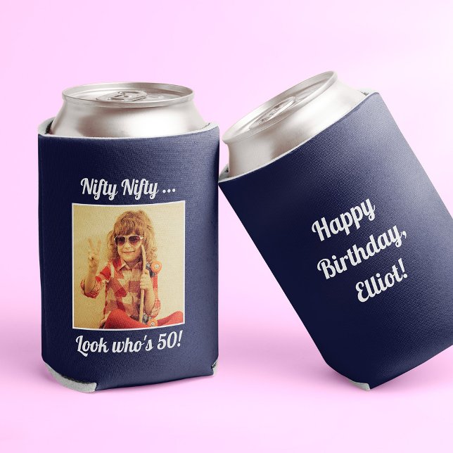 Enfriador De Latas Foto personalizado Graciosa Guay 50 cumpleaños ("Nifty look who's 50" navy blue can cooler with photo on the front and custom text on the back)