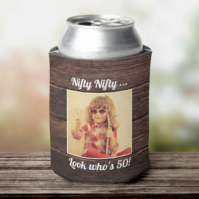 Enfriador De Latas Foto personalizado Graciosa Guay 50 cumpleaños ("Nifty look who's 50" wood textured can cooler with photo on the front and custom text on the back)