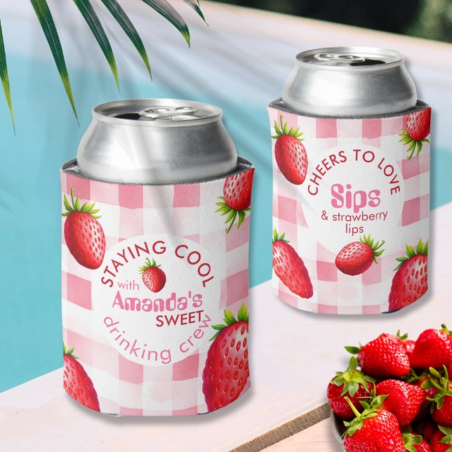 Enfriador De Latas Fresa Gingham Bachelorette Drink Crew Cooler (Strawberry Bachelorette party crew Soda Beer Alcohol can cooler pink red gingham check fruit summer)