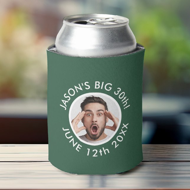 Enfriador De Latas Fun Personalizado 30.º retrato 2 Foto Fiesta de cu (Hunter green birthday can cooler with a circular photo frame and custom surrounding text in white.)