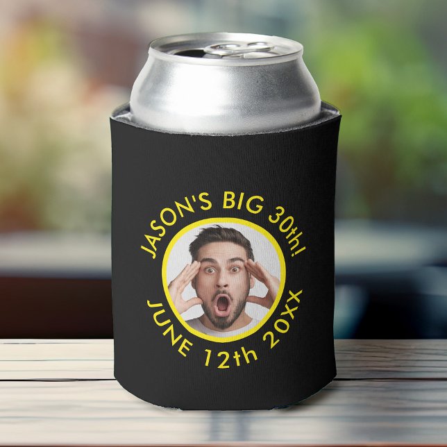 Enfriador De Latas Fun Personalizado 30.º retrato 2 Foto Fiesta de cu (Black birthday can cooler with a circular photo frame and custom surrounding text in yellow.)