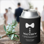 Enfriador De Latas Fun White Tie Groomsman Boda Refrigerador de bebid<br><div class="desc">Estos divertidos refrigeradores de bebidas de espuma están diseñados como regalos o favores para sus padrinos. Presentan un divertido diseño de corbata blanca con tres botones en un fondo negro, que evoca la idea de un esmoquin. El texto dice "Groomsman" y tiene un espacio para su nombre, así como la...</div>