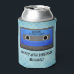Enfriador De Latas Funny Cassette Tape Birthday Party Refrigerador de<br><div class="desc">¡Este divertido y retro refrigerador de bebidas de cintas de audio es la adición perfecta a la fiesta de cumpleaños de cualquier hombre!</div>
