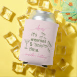 Enfriador De Latas Funny Green Weenies y Tinis Martini Birthday Party<br><div class="desc">Elige esta divertida plantilla de Funny Green Weenies & Tinis Martini Birthday Party Supplied Party con un Martini vaso hecho a mano y un paquete de salchichas. Esta es la invitación perfecta para una gran ducha de novia, una soltera o una fiesta de cumpleaños. Personalizar el diseño con los detalles...</div>
