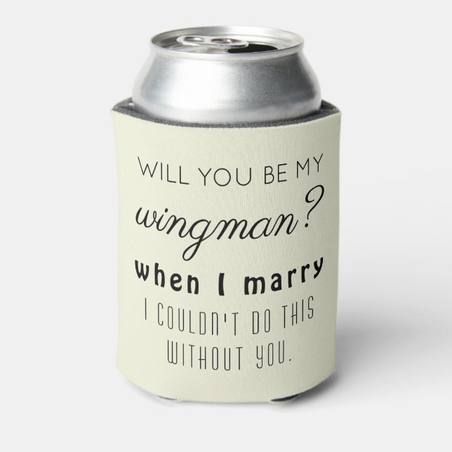 Enfriador De Latas Funny Groomsman Boda Propuesta Elegante Beige (Reverso de la lata)