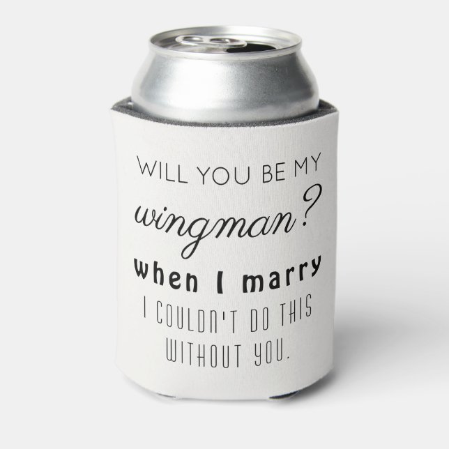 Enfriador De Latas Funny Groomsman Boda Propuesta Elegante De Blanco (Reverso de la lata)