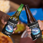 Enfriador De Latas Funny Punto de Pesca de Bass Cita al aire libre Ho<br><div class="desc">Hoy me detuve por tu agujero de pesca... ¡estabas en el trabajo! La manga de cerveza perfecta para el pescador que solo quiere salir del trabajo y ir de pesca. ¿Qué pasa si estás en el trabajo y el bajo más grande de tu vida nada a través de tu agujero...</div>