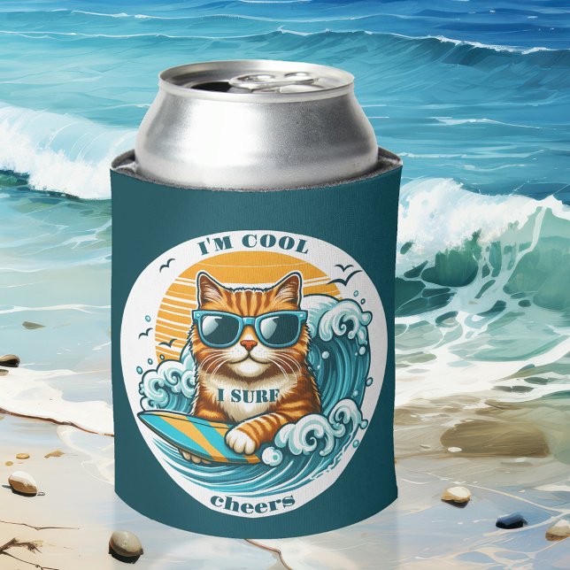 Enfriador De Latas Gato de surf de Personalizado de Guay (Funny can cooler featuring a cute ginger kitty on a surf board. Perfect for a cat lover or surfer)