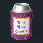 Enfriador De Latas Glug Glug Sparkle Funny<br><div class="desc">Un refrigerador de bebidas con el gracioso dicho: el glug glug destello. Diseñado con un diseño elegante y elegante. El fondo se compone de piedras de purpurina espumoso rosadas y violetas. La moda y la violencia femenina. Un marco cuadrado con un borde de Relieve metalizado falso dorado se cubrió por...</div>