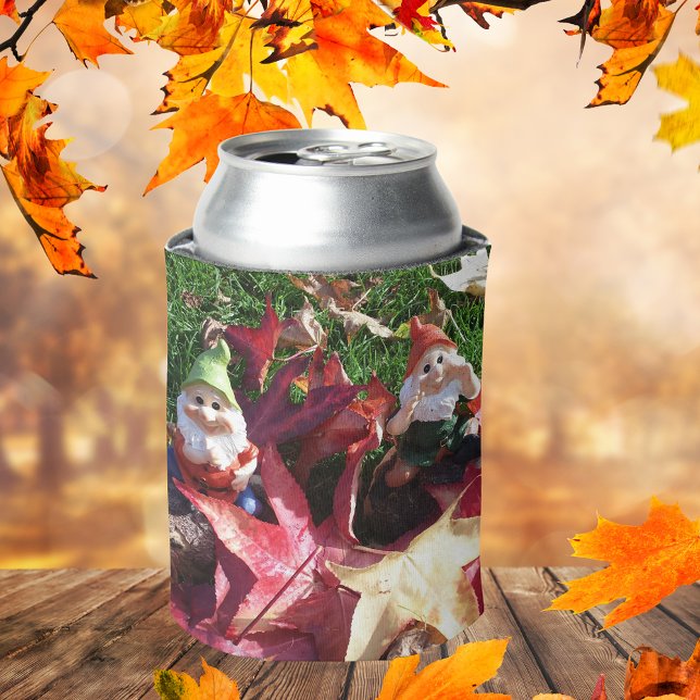 Enfriador De Latas Gnomes Míticos Hojas de Caída Rojas Mágicas (Garden Gnomes Mythical Magical Red Fall Leaves Can Cooler)