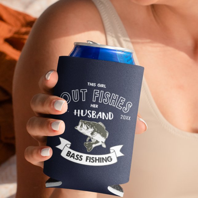 Enfriador De Latas Gracioso Fuera Esposo De Pescado Esposo De Pesca (Funny wife out fishing her husband. Largemouth bass. )