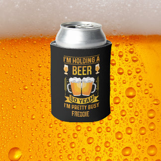 Enfriador De Latas Gracioso y personalizado sosteniendo una cerveza