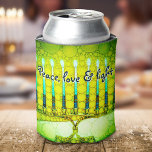Enfriador De Latas Green Hanukkah Menorah Peace Love Light Modern<br><div class="desc">"Paz, amor y luz". Una cita de un guión de caligrafía, sobreponiendo un ilustracion de foto de primer plano de una menorah de arte brillante, colorida, verde y amarilla, te ayuda a inaugurar la festividad de Hanukkah con estilo. Sienta el calor y la alegría de la temporada de vacaciones cuando...</div>