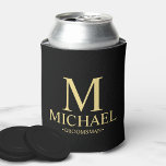 Enfriador De Latas Groomsman personalizado de color negro y oro moder<br><div class="desc">Regalos Groomsman personalizados modernos en negro y oro con monograma personalizado, nombre y título de un groomsman con estilo de letra clásico en serif en color negro. También perfecto para el Mejor Hombre, Padre de la Novia y más. Nota: Los detalles del Relieve metalizado se simulan en la obra de...</div>