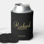 Enfriador De Latas Groomsman personalizado de color negro y oro moder<br><div class="desc">Regalos Groomsman personalizados modernos en negro y oro con el nombre de un groomman personalizado en estilo de letra de escritura moderna en oro con título y fecha boda en modernos sans serif estilo de fuente sobre fondo negro. También perfecto para el mejor hombre, padre de la novia, dama de...</div>