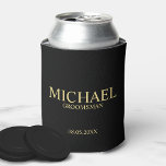 Enfriador De Latas Groomsman personalizado de color negro y oro moder<br><div class="desc">Modern Black and Gold Personalized Groomsman Gifts con el nombre, el título y la fecha boda de un groomman personalizado en el estilo de tipo de letra clásico del serif en el fondo negro. También perfecto para el Mejor Hombre, Padre de la Novia y más. Nota: Los detalles del Relieve...</div>