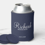 Enfriador De Latas Groomsman personalizado de la Marina Azul moderna<br><div class="desc">Regalos personalizados de Groomsman con el nombre personalizado del groomsman en un estilo de letra blanco moderno con el título y la fecha boda en un estilo de letra sans serif moderno con fondo azul marino. También perfecto para el mejor hombre, padre de la novia, dama de honor, madre de...</div>