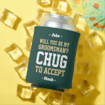 Enfriador De Latas Groomsman propone a Chug aceptar blanco dorado ver<br><div class="desc">Empieza la celebración del boda con estilo con un refrigerador de bebidas de propuestas de groomsman y personalizado. El diseño verde, dorado y blanco incluye elegantes nombres de tipografía moderna y una solicitud de personalizable que dice "¿Serás mi padrino? Chug a aceptar". Todo el texto es sencillo de personalizar o...</div>