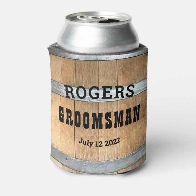 Enfriador De Latas Groomsman Rustic Bourbon Barrel personalizado (Reverso de la lata)