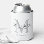 Enfriador De Latas Groomsmen minimalista blanco personalizado<br><div class="desc">Añada un toque personal a su boda con un refrigerador de bebidas personalizado. Este refrigerador de bebidas presenta el nombre personalizado del groomsman con título y fecha boda en gris claro y monograma en gris claro como fondo, en estilo clásico serif, sobre fondo blanco. También perfecto para el mejor hombre,...</div>