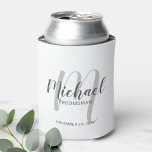 Enfriador De Latas Groomsmen personalizado de escritura moderna<br><div class="desc">Añada un toque personal a su boda con un refrigerador de bebidas personalizado. Este refrigerador de bebidas presenta el nombre de los groomsmen personalizados en estilo de letra de escritura moderno gris y monograma en estilo de letra de escritura moderno gris claro como fondo con título y fecha boda en...</div>