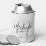 Enfriador De Latas Groomsmen personalizado de escritura moderna de má<br><div class="desc">Añada un toque personal a su boda con un refrigerador de bebidas personalizado. Este refrigerador de bebidas presenta el nombre personalizado de los groomsmen en estilo de letra de escritura moderno gris y monograma en estilo de letra de escritura moderno gris claro como fondo con título y fecha boda en...</div>
