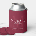 Enfriador De Latas Groomsmen personalizado de la rojo borgoña<br><div class="desc">Añada un toque personal a su boda con un refrigerador de bebidas personalizado. Este refrigerador de bebidas presenta el nombre personalizado del groomsman con título y fecha boda en blanco y monograma en rojo burdeos claro como fondo, en estilo serif clásico, con fondo rojo burdeos. También perfecto para el mejor...</div>