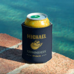 Enfriador De Latas Groomsmen personalizados clásicos Gorras de Cowboy<br><div class="desc">Regalos personalizados para padrinos con temática de vaquero occidental. Decorada con gorra de vaquero con letra occidental vintage. El texto y el color son editables utilizando la herramienta de diseño para que se ajuste a su ocasión. Obtén este regalo de personalizar para boda, despedida de soltero, fiesta de compromiso o...</div>
